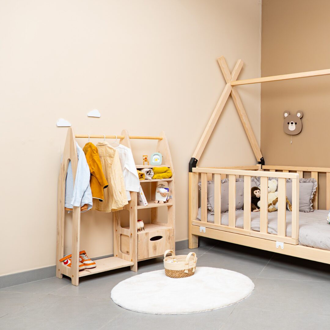 Montessori-Kleiderschrank aus Naturholz mit 3 Schubladen und Kleiderstange