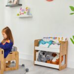 Bücherregal Dove mit 2 Ebenen – Naturholz und Weiß mit Montessori-Tragegriffen - Produktbild von Cozy Collections