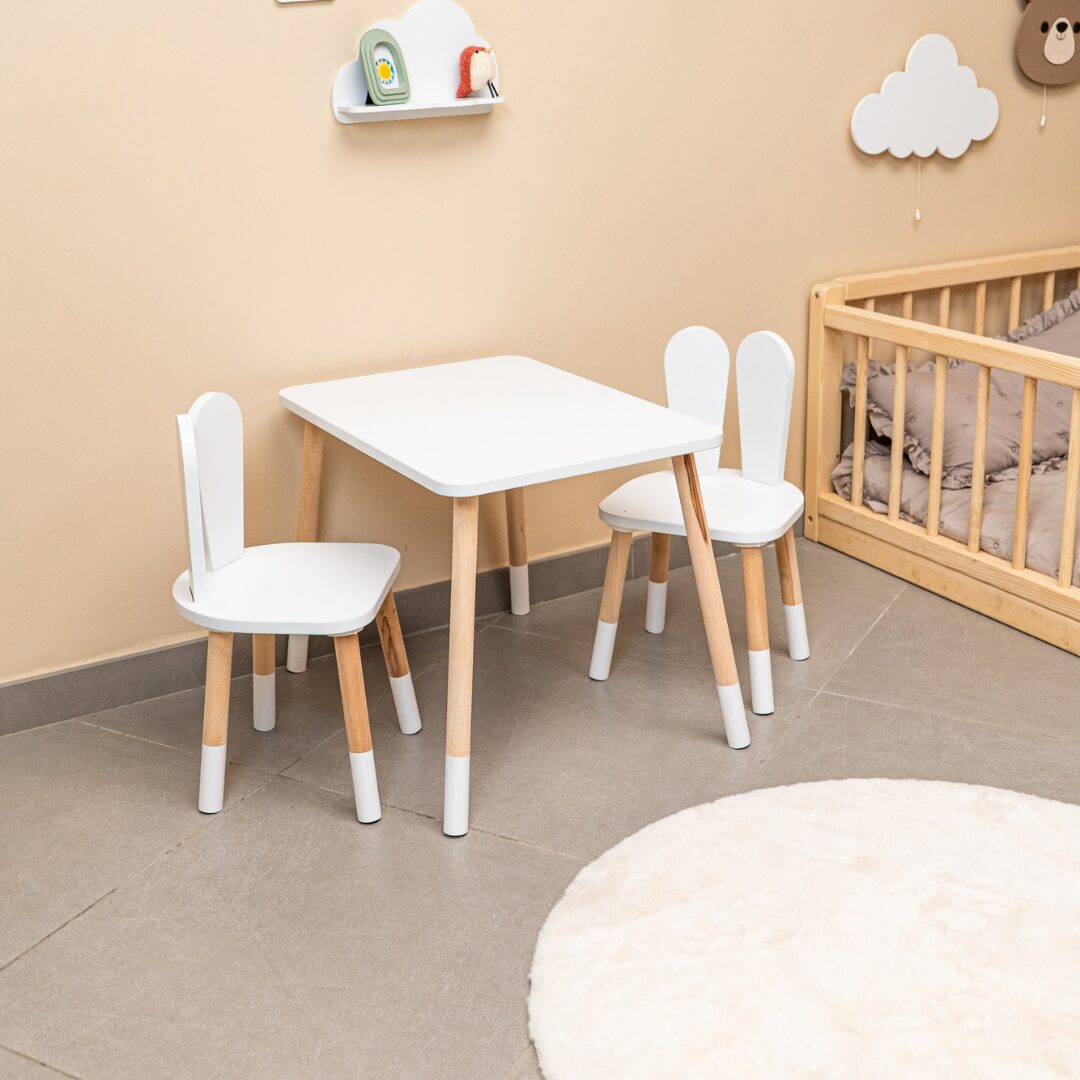 Set aus Tisch und Stühlen Hirsch aus Naturholz im skandinavischen Design