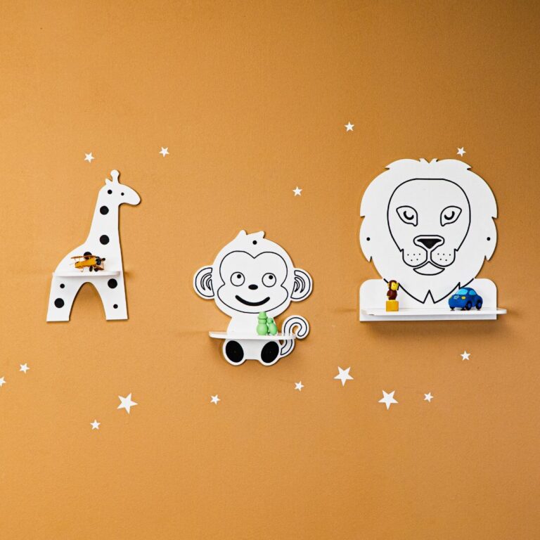 Kinder-Wandregal 3 Safari-Tiere - Löwe, Affe, Giraffe aus Naturholz - Produktbild von Cozy Collections