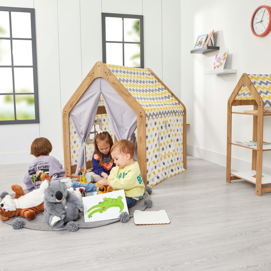 1. Preis Weihnachtsgewinnspiel 2025 - Montessori Spielhaus Naturholz gelb grau