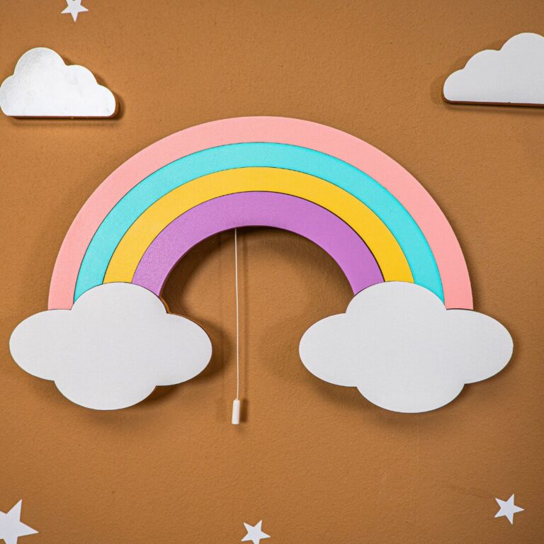 LED-Wand-Nachtlicht Regenbogen mit handbemalten Holzwolken | 4 Pastellfarben - Produktbild von Cozy Collections
