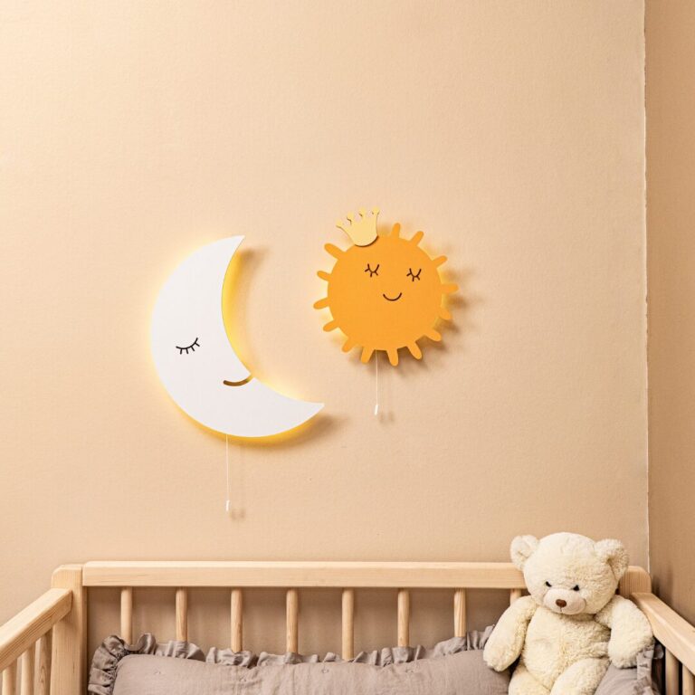 LED-Wandnachtlicht Sonne mit handbemaltem Holzkranz - Variantenbild Modell Duo Mond + Sonne von Cozy Collections